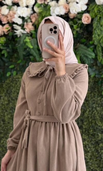 فستان شانيلا حصري بقبة رقبة دائرية