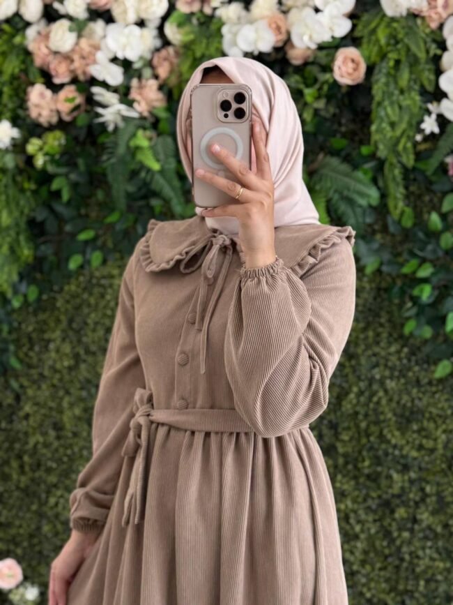 فستان شانيلا حصري بقبة رقبة دائرية