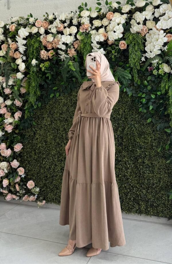 فستان شانيلا حصري بقبة رقبة دائرية