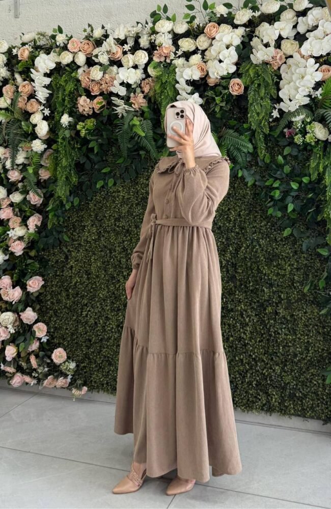 فستان شانيلا حصري بقبة رقبة دائرية