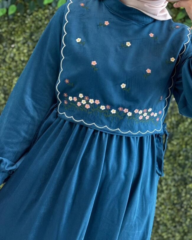 فستان شمواه بتطريزات وردية على الصدر