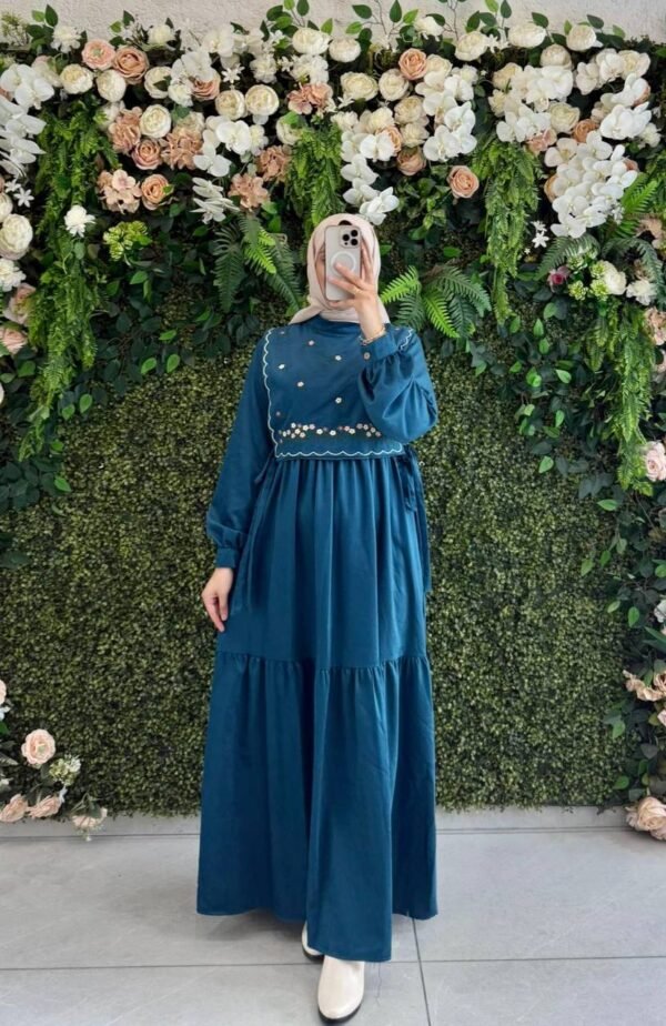 فستان شمواه بتطريزات وردية على الصدر