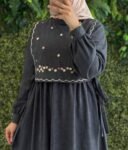 فستان شمواه بتطريزات وردية على الصدر