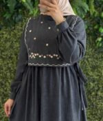 فستان شمواه بتطريزات وردية على الصدر