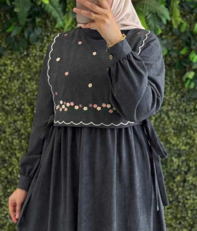 فستان شمواه بتطريزات وردية على الصدر