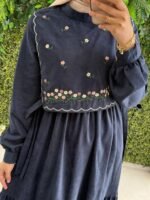 فستان شمواه بتطريزات وردية على الصدر