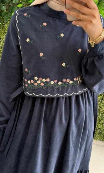 فستان شمواه بتطريزات وردية على الصدر