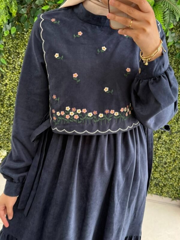 فستان شمواه بتطريزات وردية على الصدر