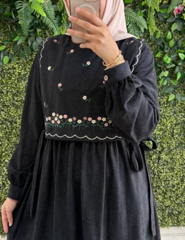 فستان شمواه بتطريزات وردية على الصدر