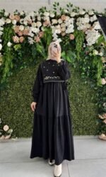 فستان شمواه بتطريزات وردية على الصدر