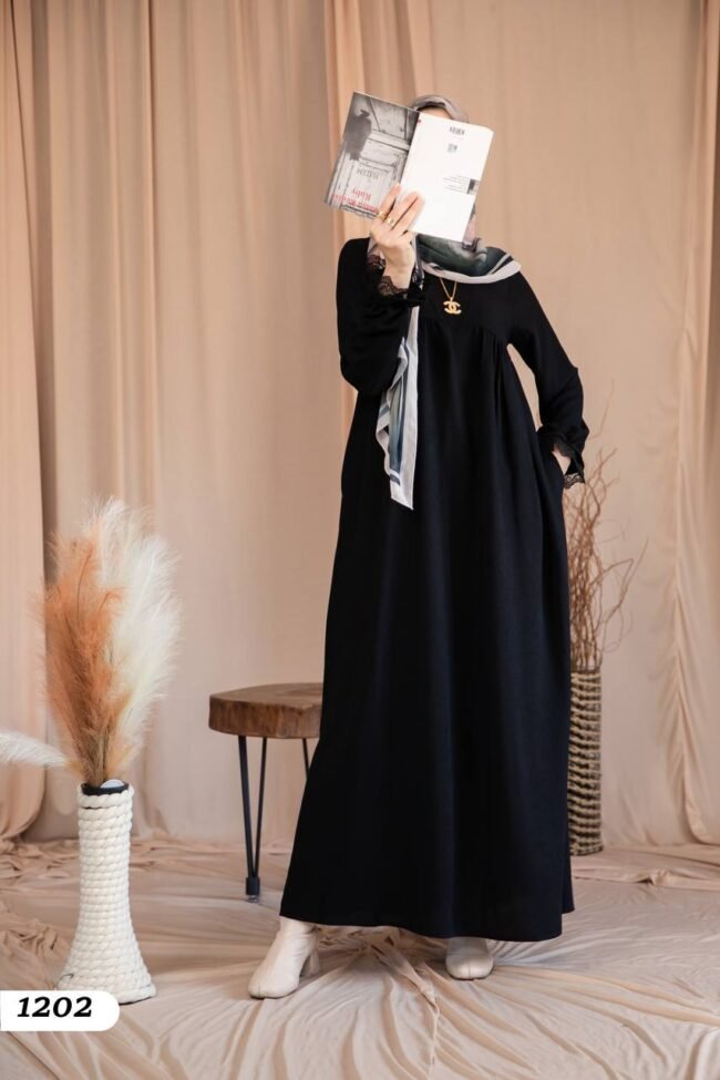 فستان تشانيلا بتصميم جميل مع دانتيل حول الكم