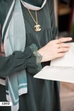 فستان تشانيلا بتصميم جميل مع دانتيل حول الكم