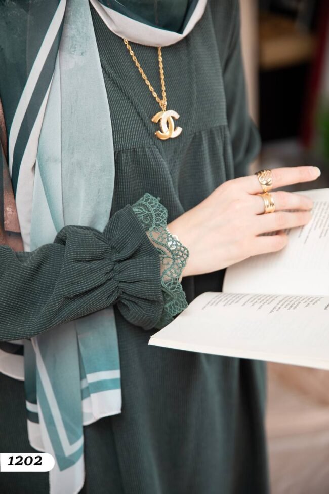 فستان تشانيلا بتصميم جميل مع دانتيل حول الكم