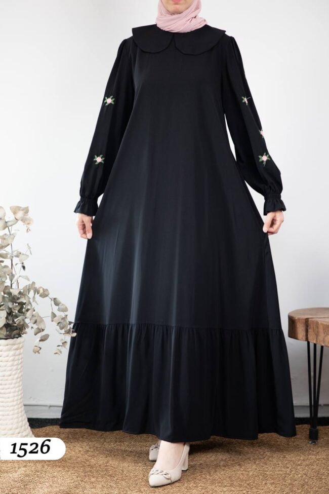 فستان مدينه بتطريز ورد على اليدين