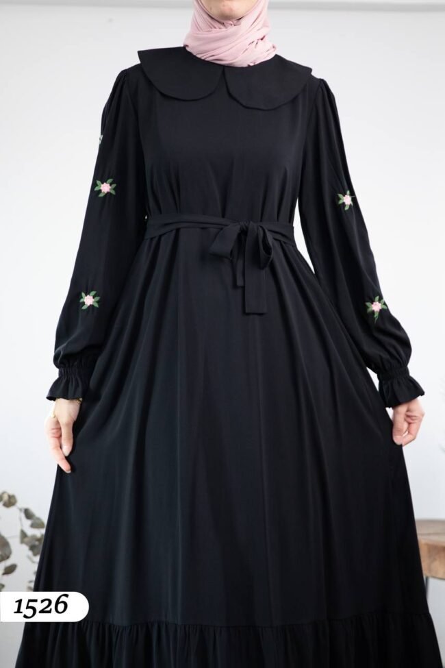 فستان مدينه بتطريز ورد على اليدين