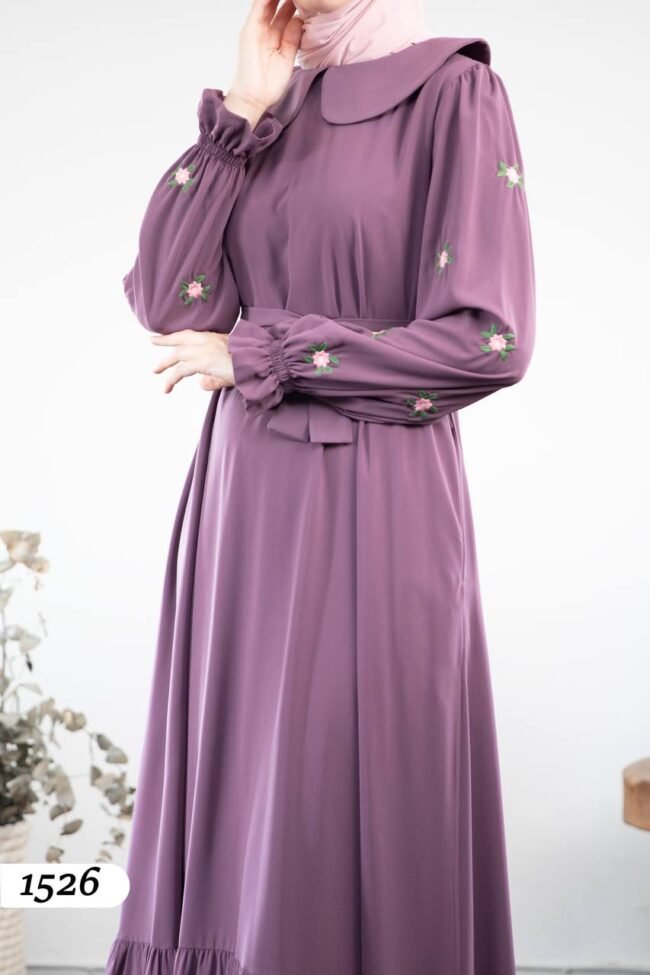 فستان مدينه بتطريز ورد على اليدين