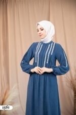 فستان شانيلا بتطريز دانتيل طولي