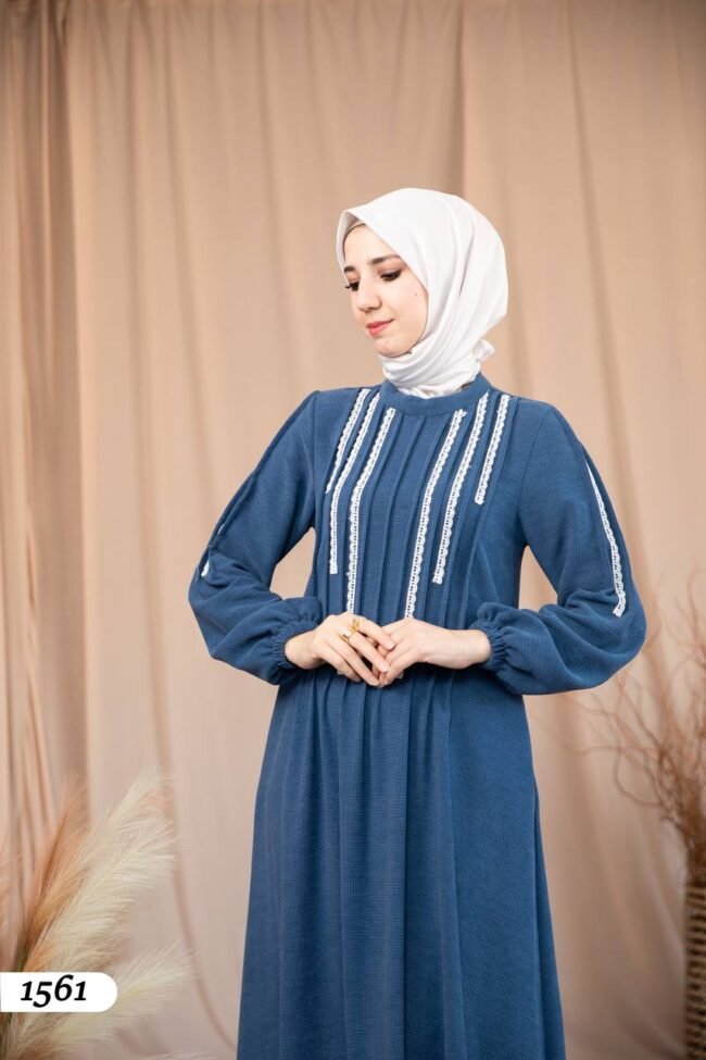 فستان شانيلا بتطريز دانتيل طولي