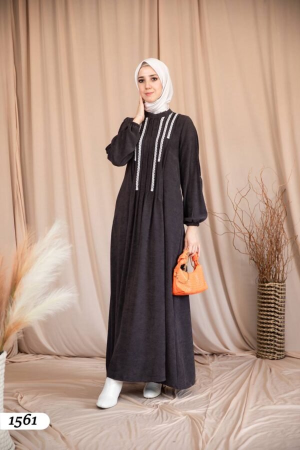 فستان شانيلا بتطريز دانتيل طولي