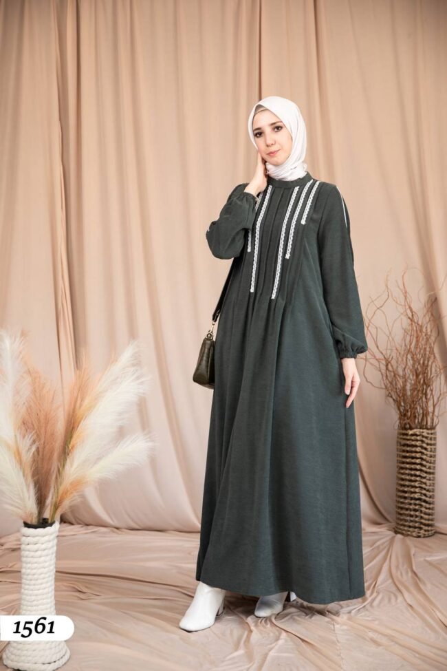 فستان شانيلا بتطريز دانتيل طولي