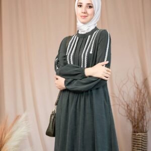 فستان شانيلا بتطريز دانتيل طولي