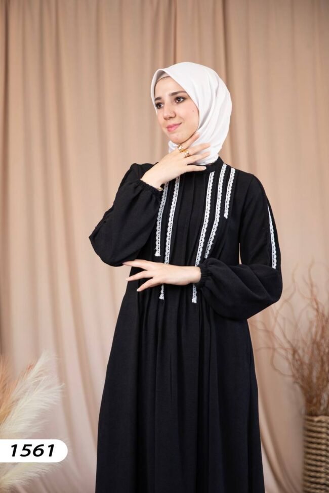 فستان شانيلا بتطريز دانتيل طولي