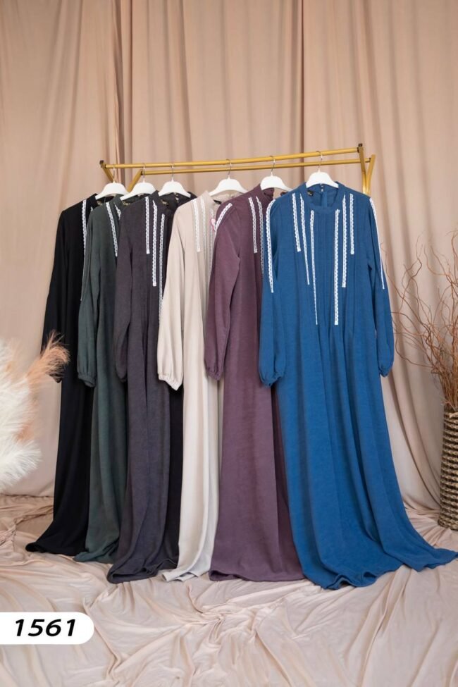 فستان شانيلا بتطريز دانتيل طولي