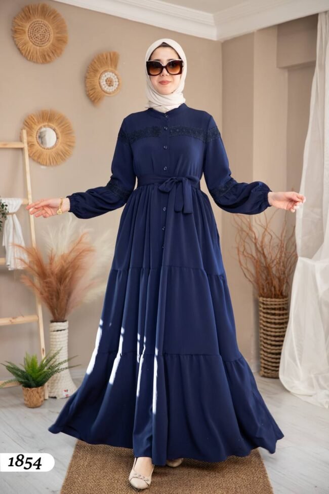 فستان استرا بتطريزات مُلفتة