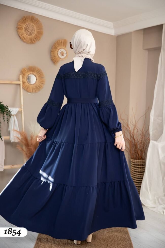 فستان استرا بتطريزات مُلفتة