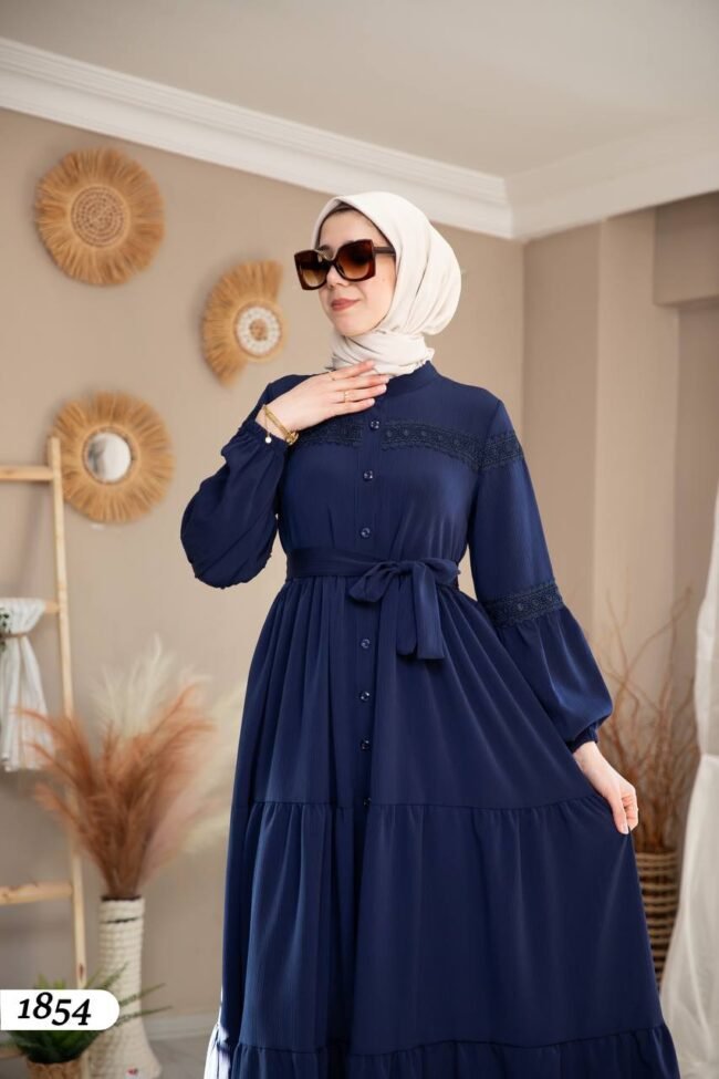 فستان استرا بتطريزات مُلفتة