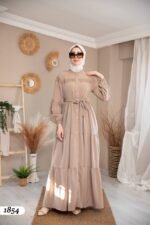 فستان استرا بتطريزات مُلفتة