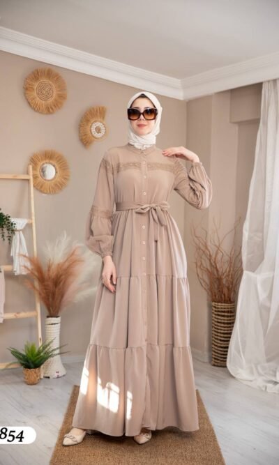 فستان استرا بتطريزات مُلفتة