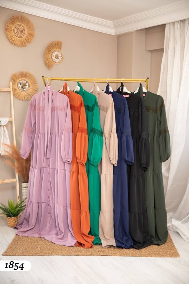 فستان استرا بتطريزات مُلفتة