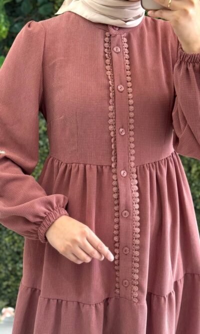 فستان شانيلا بيدين مطرزتين بالورود