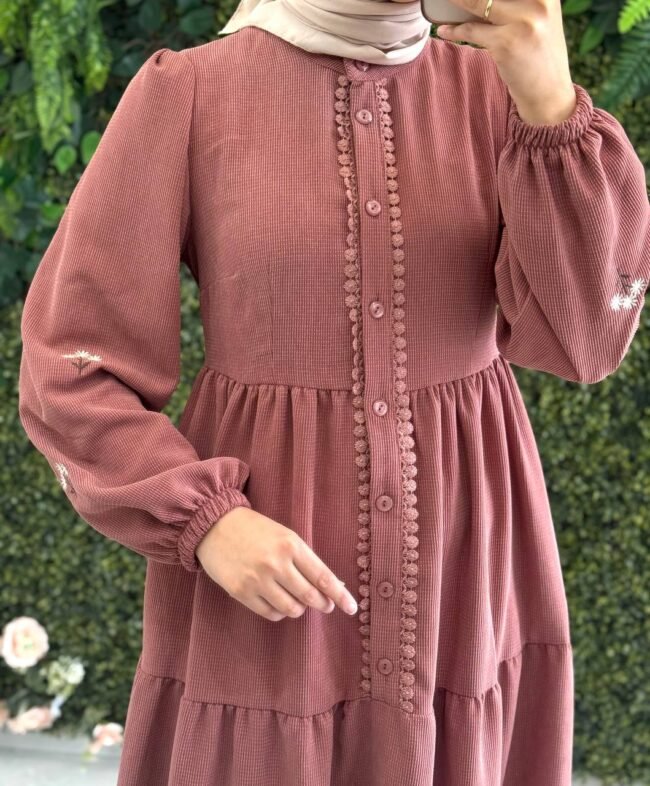 فستان شانيلا بيدين مطرزتين بالورود