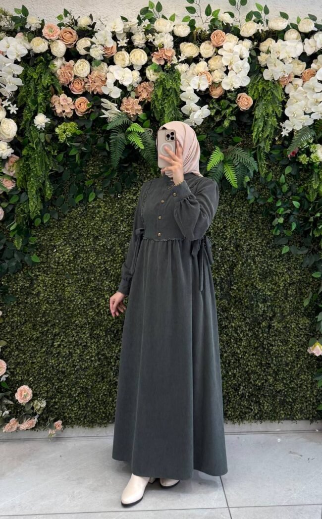 فستان شانيلا بدانتيل على الصدر