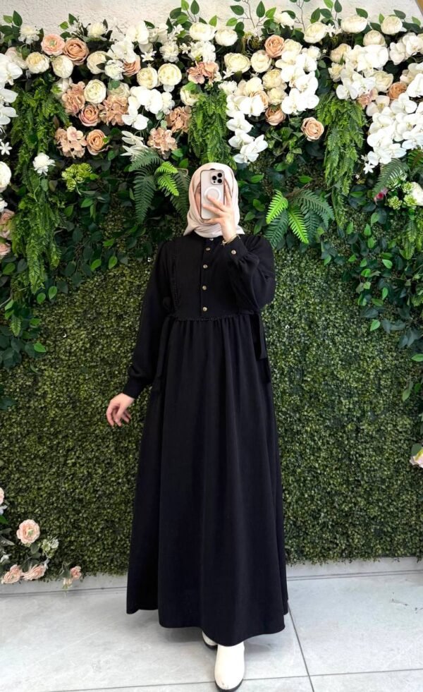 فستان شانيلا بدانتيل على الصدر