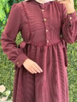 فستان شانيلا بدانتيل على الصدر