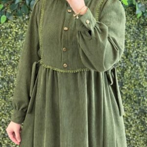 فستان شانيلا بدانتيل على الصدر