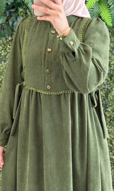 فستان شانيلا بدانتيل على الصدر