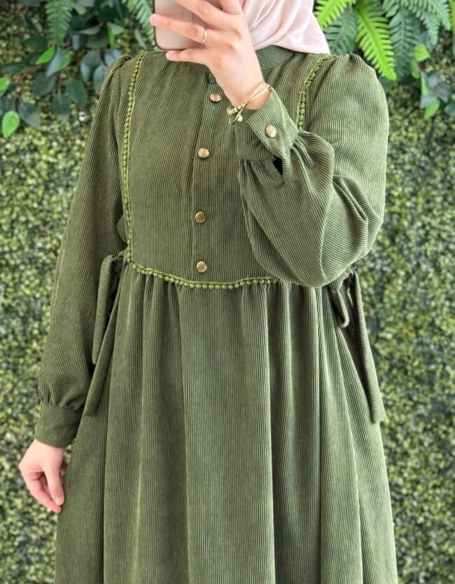 فستان شانيلا بدانتيل على الصدر