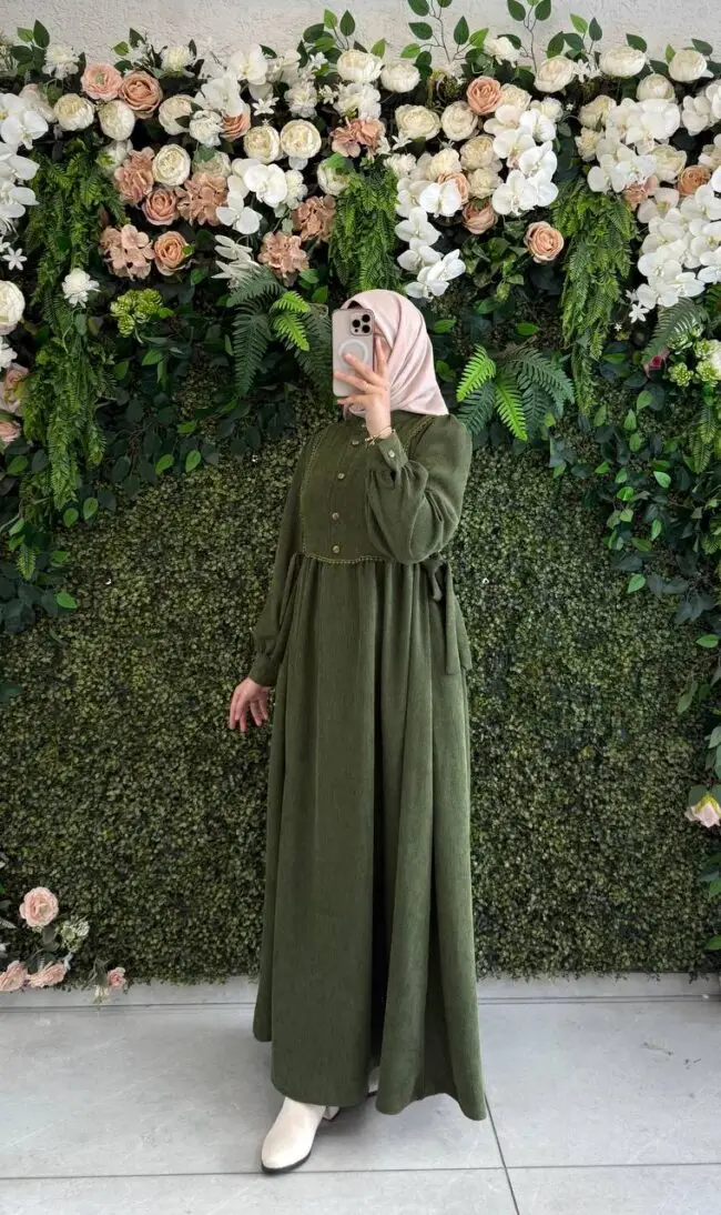 فستان شانيلا بدانتيل على الصدر