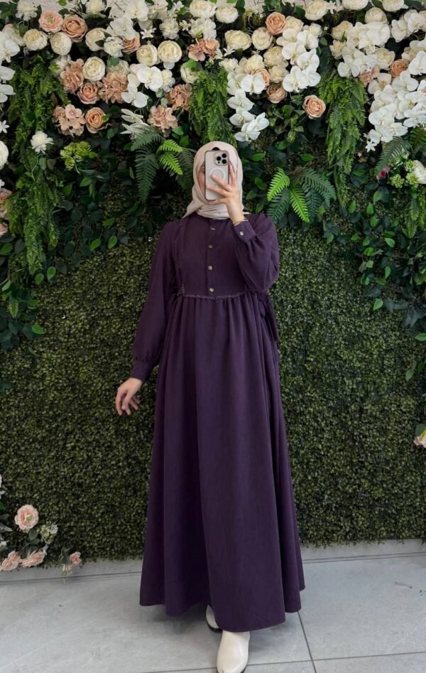 فستان شانيلا بدانتيل على الصدر