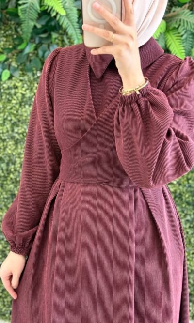 فستان شانيلا بثنيات على ورباط الخصر