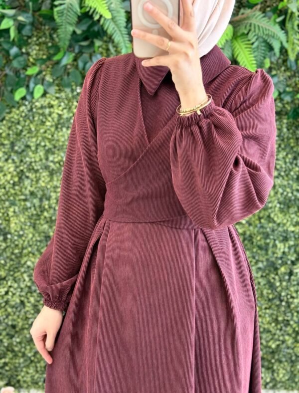 فستان شانيلا بثنيات على ورباط الخصر