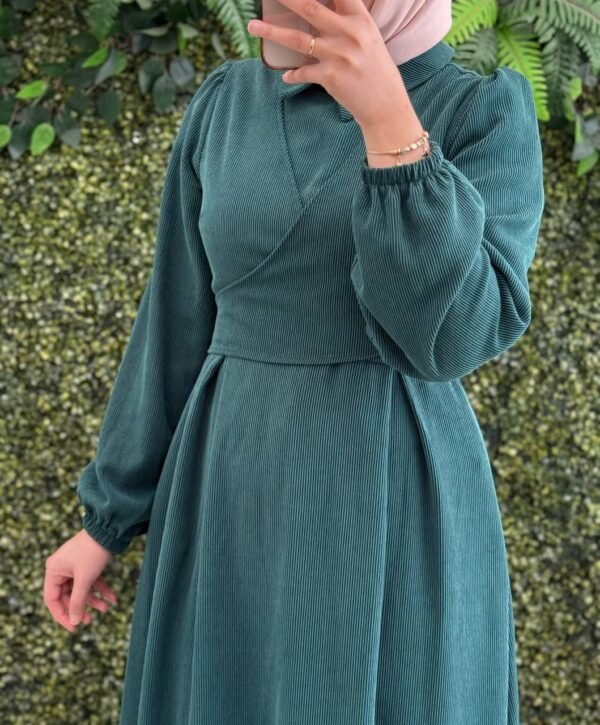 فستان شانيلا بثنيات على ورباط الخصر