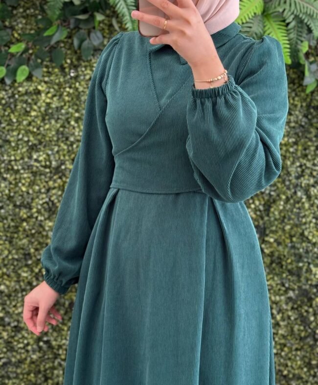 فستان شانيلا بثنيات على ورباط الخصر