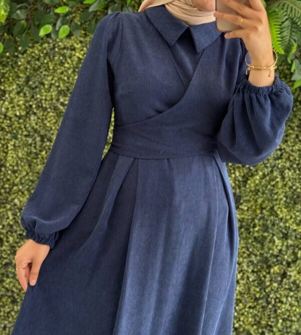 فستان شانيلا بثنيات على ورباط الخصر