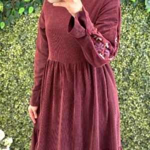 فستان شانيلا بأكمام مطرزة