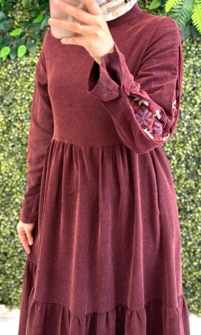 فستان شانيلا بأكمام مطرزة